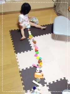 2歳　おもちゃ　並べる